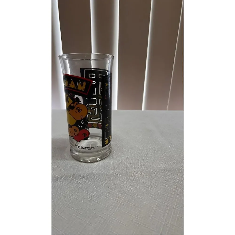 PAC MAN 1982 COLLECTABLE GLASS VIDEO GAME